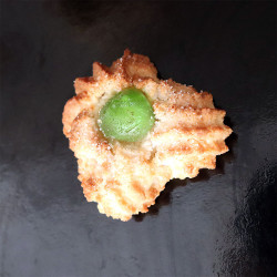 Pasta di mandorle con ciliegia