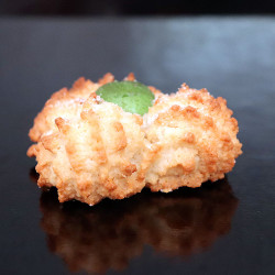 Pasta di mandorle con ciliegia