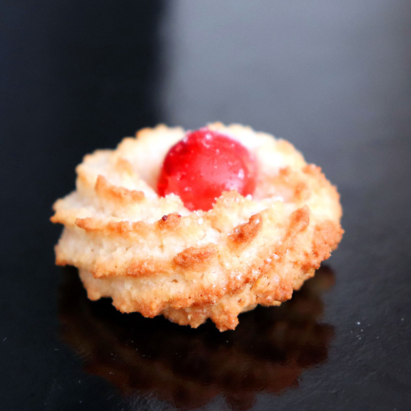 Pasta di mandorle con ciliegia